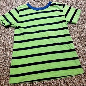 Unisex shirt sleeve tshirt. Size 6-7. Slightly worn. Good condition.